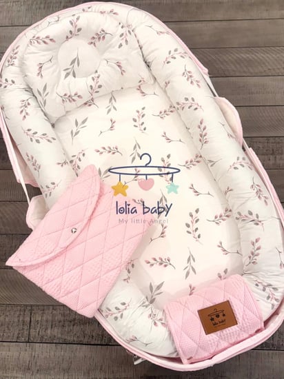 سرير متنقل وردي