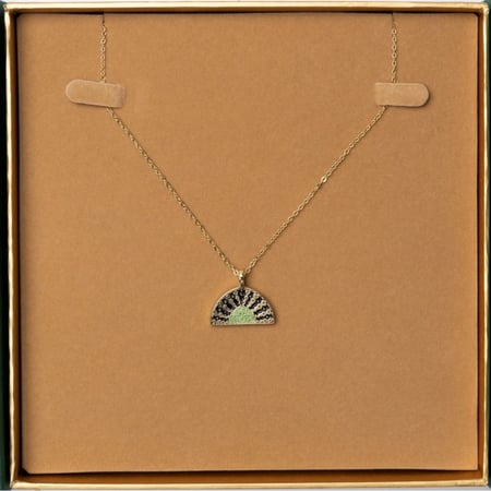 قلادة نسائية