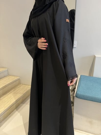 عباية تطريز اسود هدب بالكم نص كلوش - قماش كريب واقف