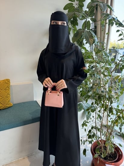 عباية ساده نص كلوش - قماش كريب واقف