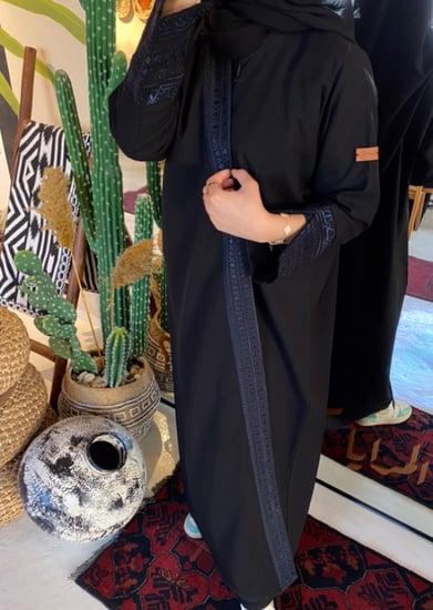 عباية تطريز كحلي اكمام مفتوحه  - قماش كريب