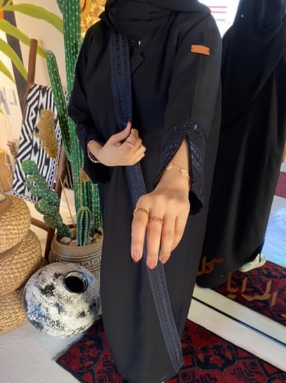 عباية تطريز كحلي اكمام مفتوحه  - قماش كريب