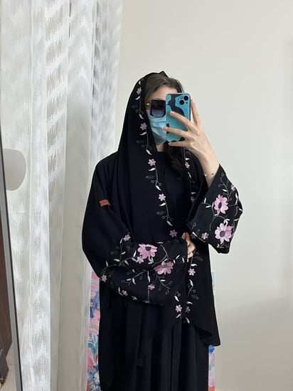 عباية كم واسع تطريز ورد - قماش ارمني