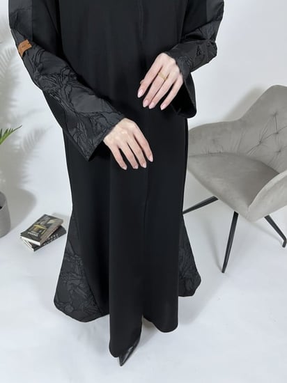 عباية الكم ومن اسفل مثلث جكار - قماش كريب