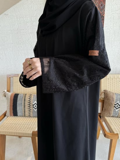 عباية الكم بكلفه مطرزه نص كلوش- قماش انترنت