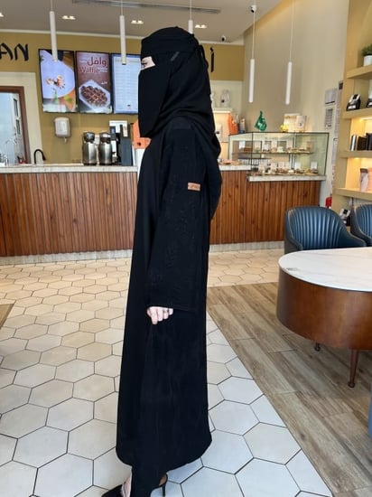 عباية الكم والظهر لماع نص كلوش - قماش كريب واقف