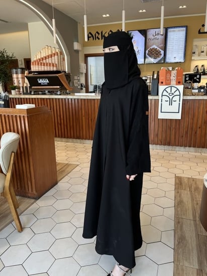 عباية الكم والظهر لماع نص كلوش - قماش كريب واقف