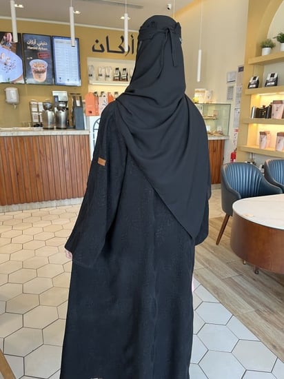 عباية الكم والظهر لماع نص كلوش - قماش كريب واقف