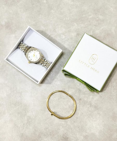 ساعة مع سوار  مسمار