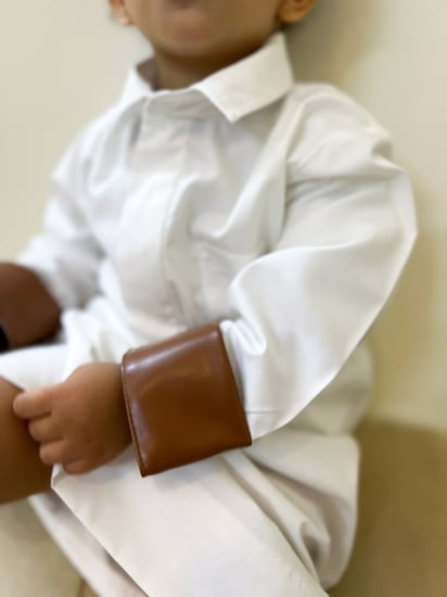 ثوب ابيض مع بني