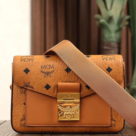 شنطة من ام سي ام لون بني