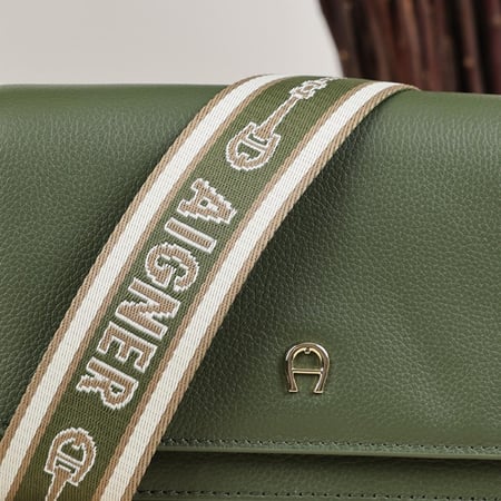 شنطة اقنر بحزام كتف أخضر