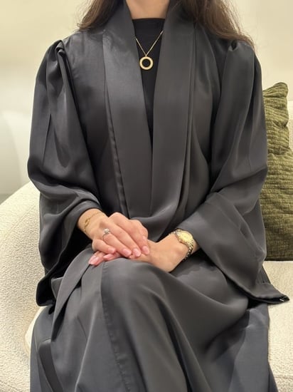 عباية حرير خفيف بتصميم واسع - متوفرة بعدة ألوان