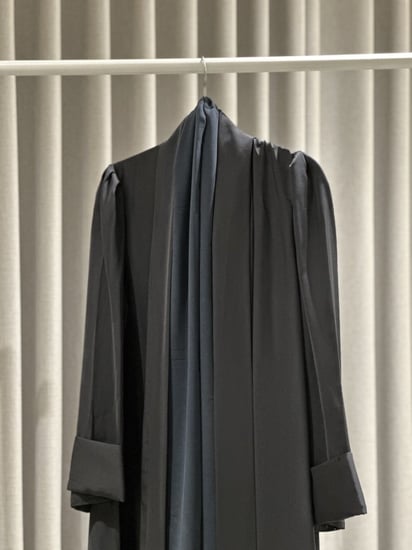 عباية حرير خفيف بتصميم واسع - متوفرة بعدة ألوان