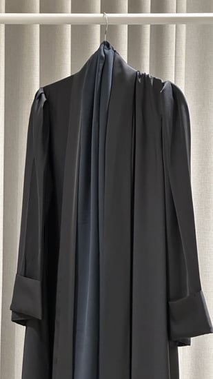 عباية حرير خفيف بتصميم واسع - متوفرة بعدة ألوان