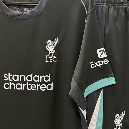 طقم نادي ليفربول الاحتياط اسود على زيتي جامبو فئة الجمهور 2025-2024