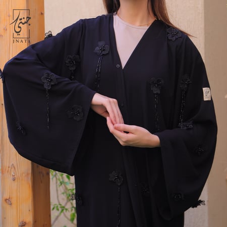 عباية سوداء بطقطق بقصة واسعة وكم واسع مزينة بالورود والسيلاني