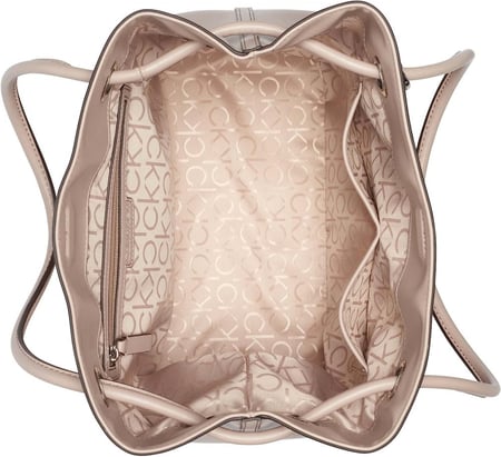 حقيبة للسيدات كبيرة توت جابريانا بتصميم بطابع شمالي شرقي عصري من كالفن كلاين