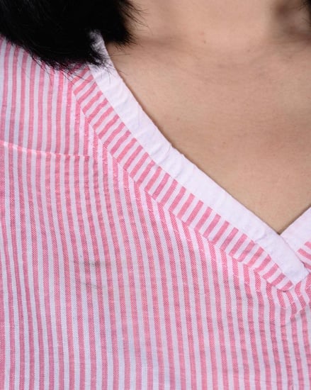 زي عاملة منزلية بلون وردي مخطط