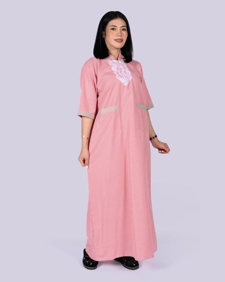 زي عاملة منزلية كاروهات