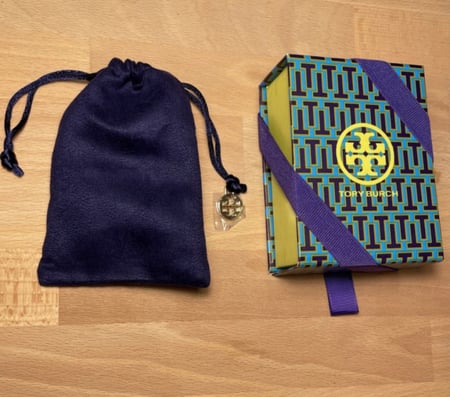 اقراط توري بورش دائرية من روكسان لون اسود