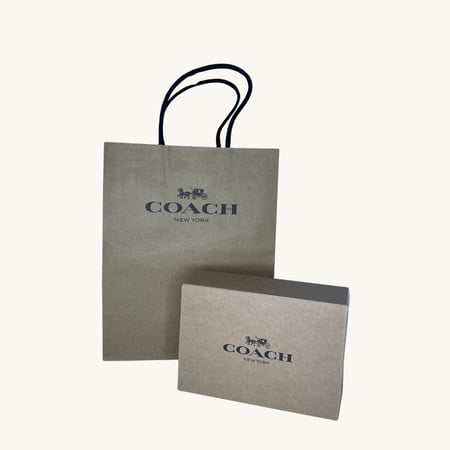 ميدالية  باللون البني من كوتش