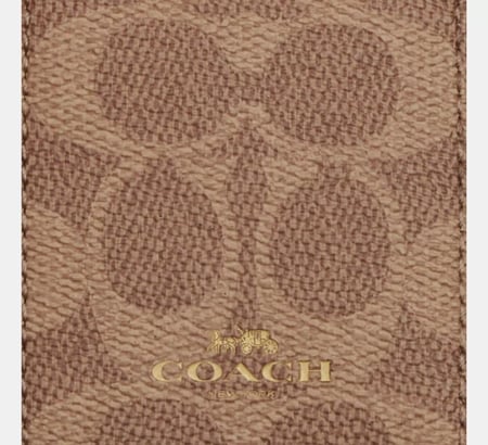 اي دي هولدر  باللون التان من كوتش