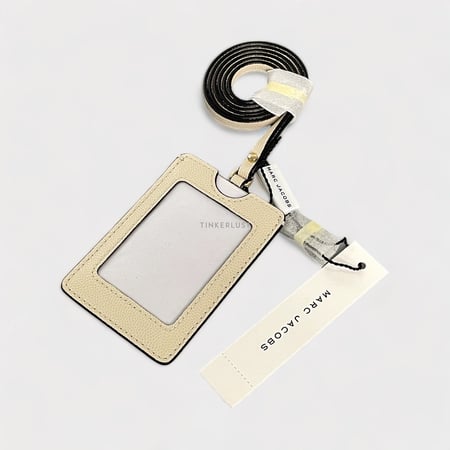 اي دي هولدر باللون الكريمي من مارك جاكوبس