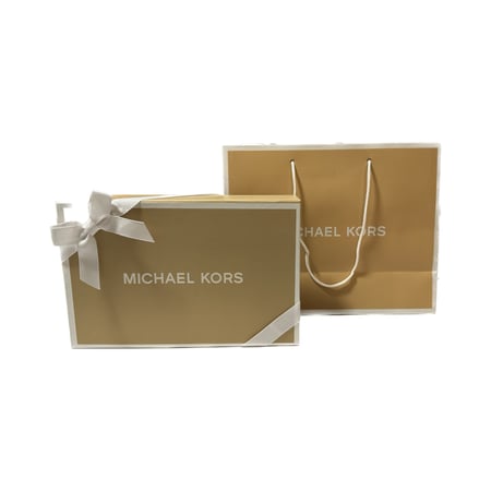 عقد باللون الذهبي من مايكل كورس