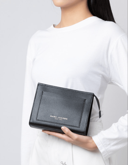 باوتش باللون الاسود من مارك جاكوبس