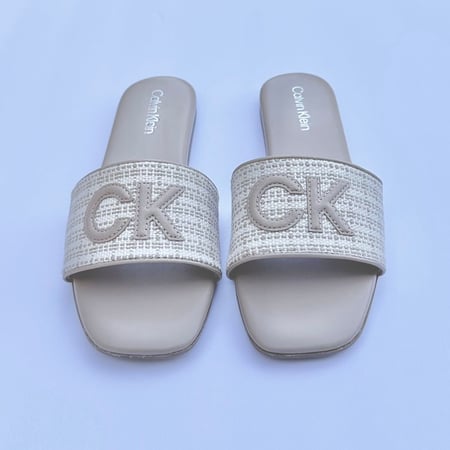 حذاء فلات بالون البيج من كالفن كلاين