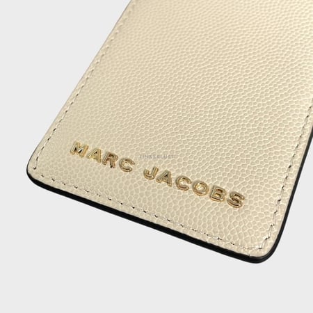 اي دي هولدر باللون الكريمي من مارك جاكوبس