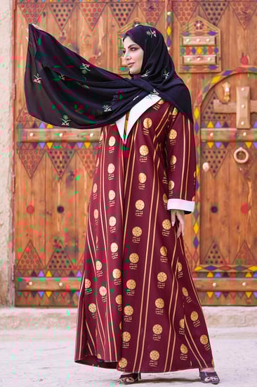 عباءة يوم التأسيس عنابي مع تدخيلات قماش ابيض ع الياقة