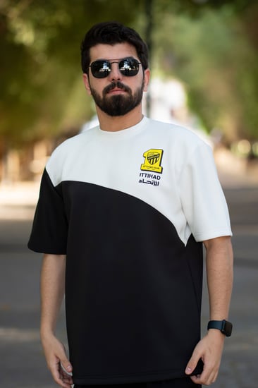 تيشرت الإتحاد أسود بقصة مائلة