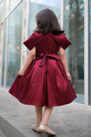 فستان عنابي برسمة كم