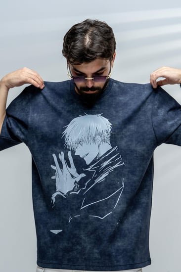 تيشرت كحلي بتصميم شخصية غوجو ساتورو أنيق