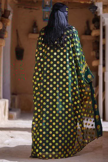 بشت يوم التأسيس أخضر متزين بهوية يوم التأسيس