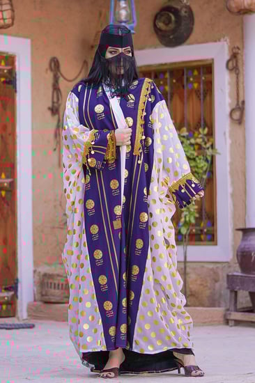 بشت يوم التأسيس أبيض مع أزرق متزين بهوية يوم التأسيس