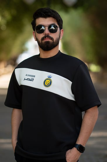 تيشرت النصر أسود بشريط أبيض مائل