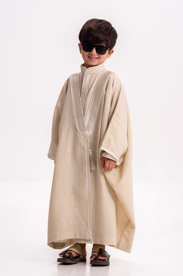 بشت مع ثوب لنن فاخر