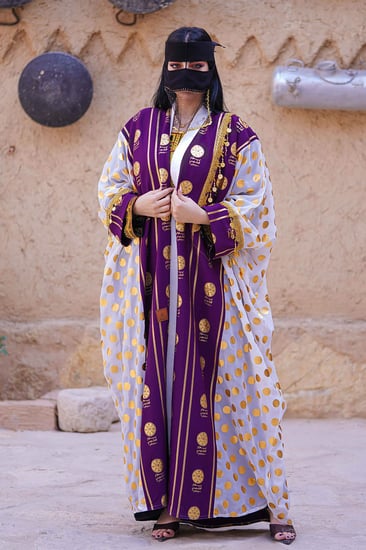 بشت يوم التأسيس أبيض مع بنفسجي متزين بهوية يوم التأسيس