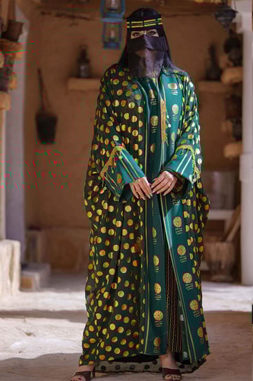 بشت يوم التأسيس أخضر متزين بهوية يوم التأسيس