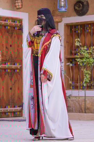 بشت يوم التأسيس أبيض متزين بقماش السدو