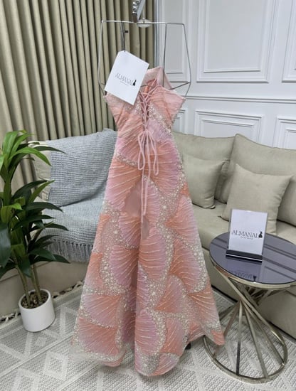 فستان سهره مطرز بتفاصيل لامعه وقصّه منفوشه بلون وردي فاخر