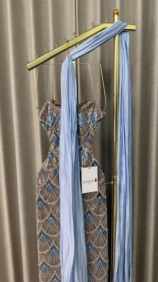 فستان سهرة سماوي بنقشة  الصدفية مع وشاح طويل