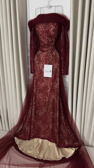 فستان سهرة خمري ملكي بترتر متلألئ وكاب شفاف