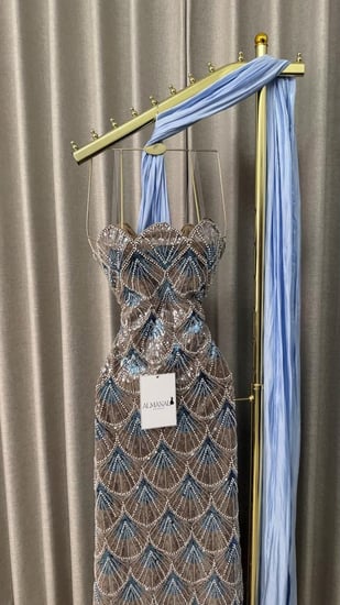 فستان سهرة سماوي بنقشة  الصدفية مع وشاح طويل