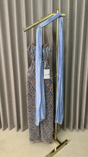 فستان سهرة سماوي بنقشة  الصدفية مع وشاح طويل