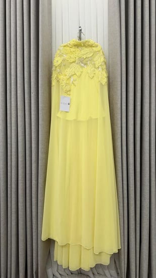 طقم سهرة أصفر مزين بورود بارزة