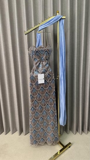 فستان سهرة سماوي بنقشة  الصدفية مع وشاح طويل